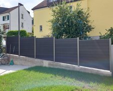  WPC Sichtschutz Discrétion / einbetoniert wurde in Winterthur von Zaunteam Neftenbach, Neftenbach im Jahr 2025 erstellt.