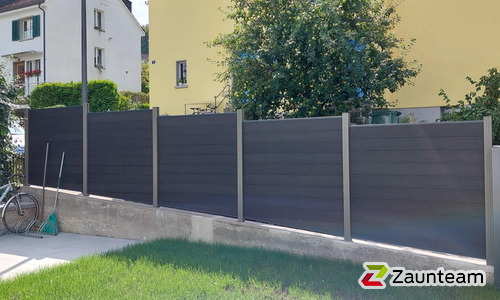  WPC Sichtschutz Discrétion / einbetoniert wurde in Winterthur von Zaunteam Neftenbach, Neftenbach im Jahr 2025 erstellt.