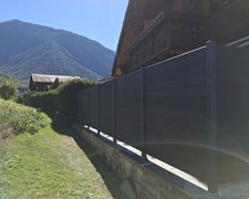  WPC Sichtschutz Discrétion, einbetoniert wurde in Stalden von Zaunteam Wallis, Niedergesteln im Jahr 2026 erstellt.