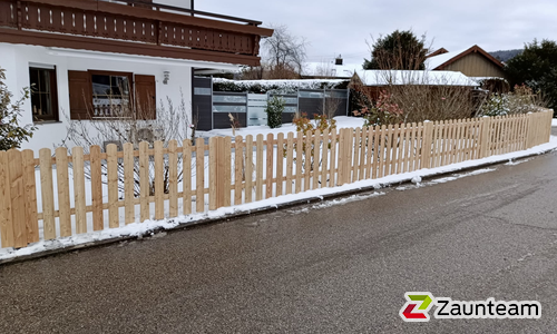 Lärchenzaun gerade mit Lärchenvierkantpfosten wurde in Bergen von Zaunteam Chiemgau, Teisendorf  im Jahr 2024 erstellt.