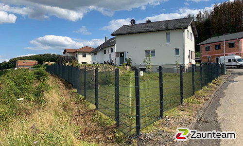 Doppelstabmatten leicht vorverzinkt und anthrazit beschichtet mit Pfosten 60 x 40 mit Abdeckleisten einbetoniert wurde in Arnsberg von Zaunteam Sauerland, Neuenrade im Jahr 2020 erstellt.