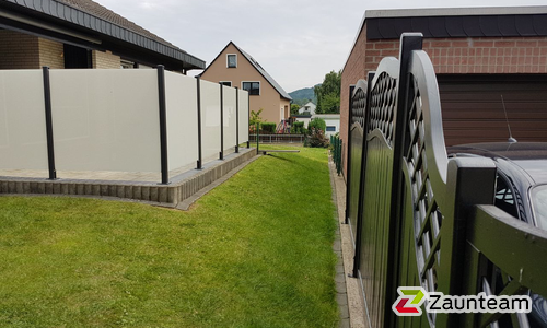 Glas Sichtschutz mit vierkant Edelstahlpfosten einbetoniert (CH) wurde in Coppenbrügge von Zaunteam Weser-Leine, Salzhemmendorf im Jahr 2017 erstellt.