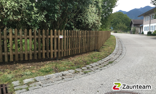 Palisaden mit Lärchenkantpfosten braun wurde in Grassau von Zaunteam Chiemgau, Teisendorf  im Jahr 2016 erstellt.