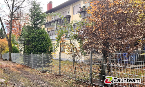Doppelstabmatten schwer verzinkt mit Pfosten 40x60 verzinkt mit Abdeckleisten einbetoniert wurde in Sonthofen von Zaunteam Allgäu, Bad Hindelang - Unterjoch im Jahr 2025 erstellt.