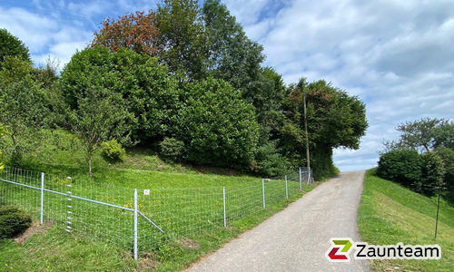 Knotengitter Tornado mit Rohrpfosten verzinkt einbetoniert wurde in Wolfhalden von Zaunteam Appenzellerland, Wasserauen im Jahr 2024 erstellt.