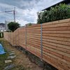 Sichtschutz aus Bohlen mit Zwischenraum mit U-Stahl Profil Pfosten wurde in Weinfelden von Zaunteam Thurgau, Felben im Jahr 2025 erstellt.