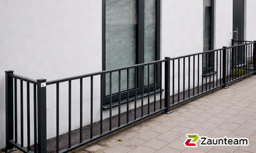 Modern Stabgitterzaun verzinkt / Pfosten 60x60 verzinkt blind Montage wurde in Aschaffenburg von Zaunteam Westfranken, Eichenbühl im Jahr 2025 erstellt.