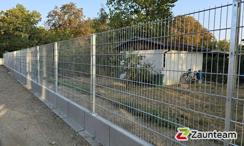 Doppelstabmatten schwer verzinkt mit Pfosten 40x60 verzinkt mit Abdeckleisten mit Fussplatte wurde in Leipzig von Zaunteam Halle, Halle im Jahr 2024 erstellt.