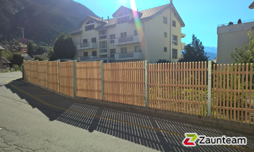 Holz Sichtschutz wurde in Glis von Zaunteam Wallis, Niedergesteln im Jahr 2015 erstellt.