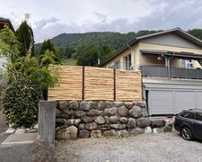 Holz Sichtschutz wurde in Wilderswil von Zaunteam Berner Oberland, Ringgenberg im Jahr 2022 erstellt.