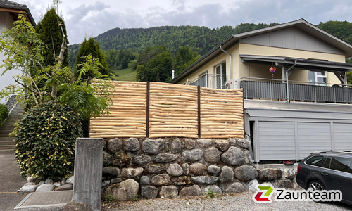 Holz Sichtschutz wurde in Wilderswil von Zaunteam Daniel Frutiger AG, Ringgenberg im Jahr 2022 erstellt.