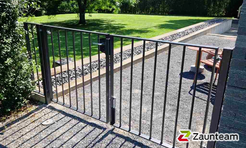 Tor weitere 2-flüglig wurde in Uster von Zaunteam Zürich Oberland, Gutenswil im Jahr 2024 erstellt.