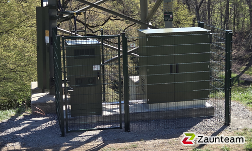Doppelstabmatten schwer feuerverzinkt und grün beschichtet mit Pfosten 60 x 40 mit Abdeckleisten einbetoniert wurde in Jongny von Swissclôture Léman, Forel (Lavaux) im Jahr 2026 erstellt.