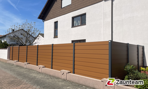 Alu Varioprofil glatt mit Zwischenfüllung schmal mit Aluminiumpfosten vierkant 85 x 85 mm einbetoniert wurde in Waghäusel von Zaunteam Schwetzingen-Bruchsal, Oberhausen  im Jahr 2022 erstellt.