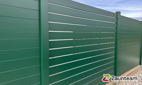 Alu Varioprofil Rechteck mit Aluminiumpfosten vierkant 85 x 85 mm einbetoniert wurde in Ternitz von Zaunteam Schneebergland, Gloggnitz im Jahr 2025 erstellt.