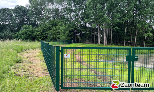 Doppelstabmatten schwer feuerverzinkt und grün beschichtet mit Pfosten 60 x 40 mit Bügel einbetoniert wurde in Pansdorf von Zaunteam Südostholstein, Högersdorf im Jahr 2026 erstellt.
