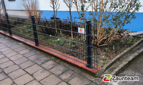 Doppelstabmatten leicht feuerverzinkt und anthrazit beschichtet mit Pfosten 60 x 40 mit Abdeckleisten mit Fussplatte wurde in Loburg von Zaunteam Fläming, Coswig im Jahr 2025 erstellt.