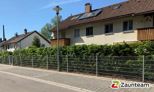 Doppelstabmatten schwer verzinkt mit Pfosten 40x60 verzinkt mit Abdeckleisten einbetoniert wurde in Immenstadt von Zaunteam Allgäu, Bad Hindelang - Unterjoch im Jahr 2022 erstellt.