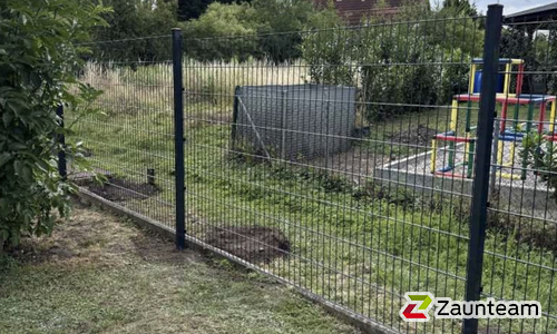 Doppelstabmatten leicht feuerverzinkt und anthrazit beschichtet mit Pfosten Vario einbetoniert wurde in Wansleben am See von Zaunteam Halle, Halle im Jahr 2026 erstellt.