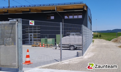 Doppelstabmatten leicht verzinkt mit Pfosten 40x60 verzinkt mit Abdeckleisten einbetoniert wurde in Birrhard von Zaunteam Aargau, Egliswil im Jahr 2025 erstellt.