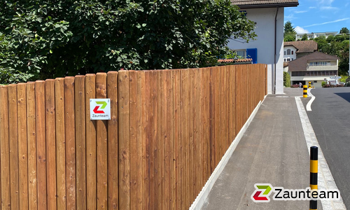 Palisaden-Sichtschutz wurde in Stetten von Zaunteam Aargau, Egliswil im Jahr 2024 erstellt.