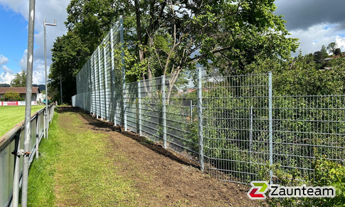 Ballfang Doppelstab mit Pfosten verzinkt und Abdeckleisten wurde in Jungingen von Zaunteam Zollernalb, Burladingen-Ringingen im Jahr 2024 erstellt.