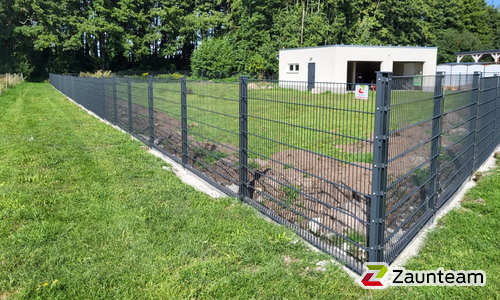 Doppelstabmatten schwer vorverzinkt und anthrazit beschichtet mit Pfosten 60 x 40 mit Abdeckleisten einbetoniert wurde in Jütrichau von Zaunteam Fläming, Coswig im Jahr 2023 erstellt.