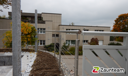 Drahtseilzaun mit Edelstahlpfosten einbetoniert wurde in Gossau von Zaunteam Zürich Oberland GmbH, Gutenswil im Jahr 2017 erstellt.