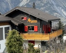 Aluminium Geländer Classic mit integriertem Handlauf und Frontmontage wurde in Unterbäch von Zaunteam Wallis, Niedergesteln im Jahr 2025 erstellt.