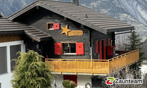 Aluminium Geländer Classic mit integriertem Handlauf und Frontmontage wurde in Unterbäch von Zaunteam Wallis, Niedergesteln im Jahr 2025 erstellt.