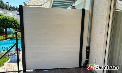 Alu Varioprofil Sonderfüllung mit Aluminiumpfosten vierkant 85 x 85 mm in Aussparung wurde in Dietikon von Zaunteam Zürich, Dietikon im Jahr 2024 erstellt.