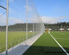 Ballfang Diagonal verzinkt / Rohrpfosten verzinkt wurde in Oberdiessbach von Zaunteam Kiesen AG, Kiesen erstellt.