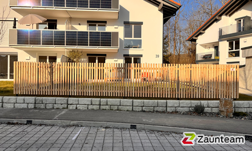 Lärchenzaun Holz vor die Pfosten mit T-Stahlpfosten verzinkt einbetoniert wurde in Sonthofen von Zaunteam Allgäu, Bad Hindelang - Unterjoch im Jahr 2025 erstellt.