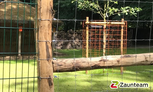Knotengitter Tornado mit Robinienpfosten roh wurde in Bad Oeynhausen von Zaunteam Kischkel, Lübbecke im Jahr 2020 erstellt.