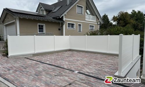 Alu Varioprofil Sonderfüllung, Aluminiumpfosten vierkant 65 x 65 mm in Aussparung wurde in Neuhausen am Rheinfall von Zaunteam Neftenbach, Neftenbach im Jahr 2025 erstellt.