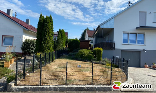 Doppelstabmatten schwer feuerverzinkt und anthrazit beschichtet mit Pfosten 60 x 40 mit Abdeckleisten einbetoniert wurde in Riedlingen von Zaunteam Oberschwaben, Obermarchtal im Jahr 2022 erstellt.
