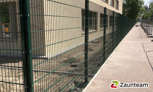 Doppelstabmatten schwer feuerverzinkt und grün beschichtet mit Pfosten 60 x 40 mit Abdeckleisten einbetoniert wurde in Werneuchen von Zaunteam Pasewalk, Pasewalk im Jahr 2024 erstellt.