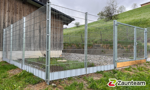 Doppelstabmatten leicht verzinkt mit Pfosten 40x60 verzinkt mit Abdeckleisten einbetoniert wurde in Haslen AI von Zaunteam Appenzellerland, Wasserauen im Jahr 2025 erstellt.