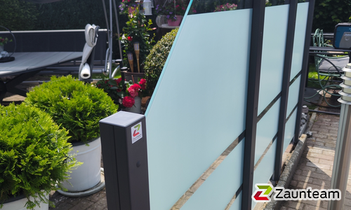 Glas Sichtschutz mit vierkant Aluminium-Nutpfosten einbetoniert wurde in Strasburg von Zaunteam Pasewalk, Pasewalk im Jahr 2025 erstellt.
