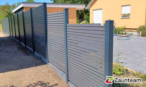 Alu Varioprofil Rhombus 80, Aluminiumpfosten vierkant 85 x 85 mm einbetoniert wurde in Lutherstadt Wittenberg von Zaunteam Fläming, Coswig im Jahr 2022 erstellt.