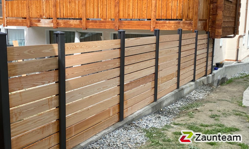 Holz Sichtschutz wurde in Zermatt von Zaunteam Wallis, Niedergesteln im Jahr 2021 erstellt.