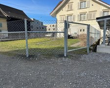 Diagonalgeflecht verzinkt mit Rohrpfosten verzinkt einbetoniert wurde in Altstätten von Zaunteam Rheintal, Widnau im Jahr 2025 erstellt.