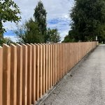 Lärchenzaun gerade mit T-Stahlpfosten verzinkt einbetoniert wurde in Herisau von Zaunteam Appenzellerland, Wasserauen im Jahr 2025 erstellt.