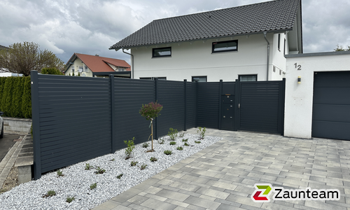 Alu Varioprofil Rhombus 80, Aluminiumpfosten vierkant 85 x 85 mm einbetoniert wurde in Altheim von Zaunteam Oberschwaben, Obermarchtal im Jahr 2025 erstellt.