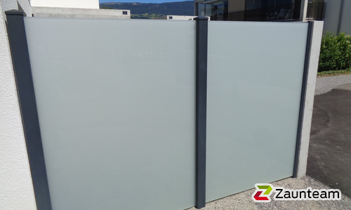 Glas Sichtschutz mit vierkant Edelstahlpfosten einbetoniert (CH) wurde in Wangen a/Aare von Zaunteam Mittelland GmbH, Bützberg im Jahr 2018 erstellt.