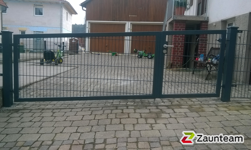 Doppelstabmattentor 2-flüglig wurde in Althengstett von Zaunteam Pforzheim, Neuhausen im Jahr 2016 erstellt.