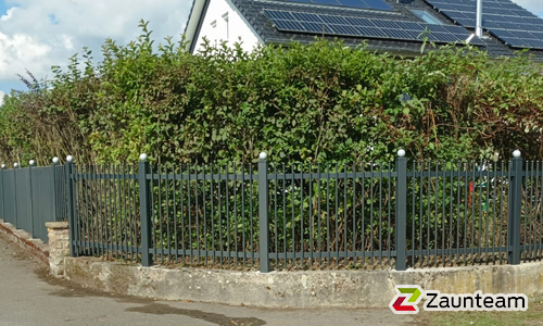 Palisaden Aluzaun aufgeschraubt wurde in Waldshut-Oberalpfen von Zaunteam Granacher, Lauchringen im Jahr 2024 erstellt.