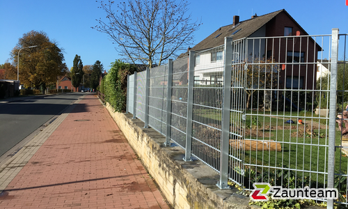 Doppelstabmatte leicht verzinkt mit Pfosten Vario verzinkt mit Fussplatte wurde in Bückeburg von Zaunteam Schaumburger Land, Stadthagen im Jahr 2017 erstellt.