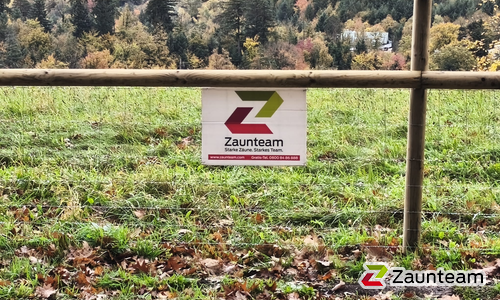 Halbrundlattenzaun mit Tannenpfosten zylindrisch wurde in Baden-Baden von Zaunteam Baden-Baden, Baden-Baden im Jahr 2025 erstellt.