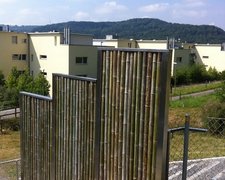 Sichtschutz Bambus Chiang-Mai / Stahlpfosten mit Edelstahlabdeckung einbetoniert wurde in Winterthur von Zaunteam Neftenbach, Neftenbach im Jahr 2012 erstellt.